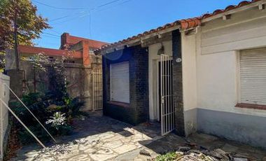 Casa a refaccionar sobre lote propio en Lanus Este