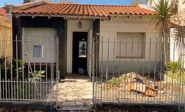 Casa a refaccionar sobre lote propio en Lanus Este