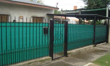 VENTA O PERMUTA AMPLIA CASA 3 DORM.C/GARAJE/GALERIA CUBIERTA/FONDO LIBRE S/LOTE DE 10X34 MTS