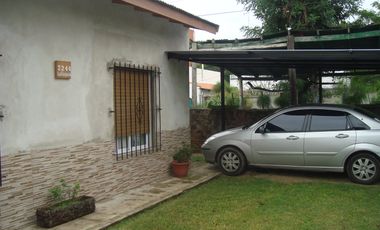 VENTA O PERMUTA AMPLIA CASA 3 DORM.C/GARAJE/GALERIA CUBIERTA/FONDO LIBRE S/LOTE DE 10X34 MTS