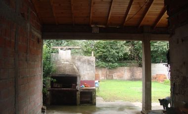 VENTA O PERMUTA AMPLIA CASA 3 DORM.C/GARAJE/GALERIA CUBIERTA/FONDO LIBRE S/LOTE DE 10X34 MTS