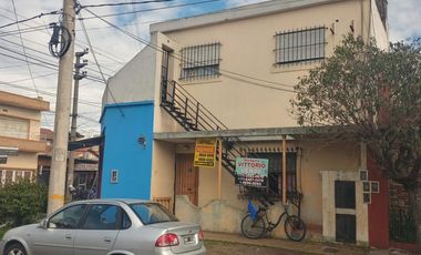 Venta de dos locales con departamento de cuatro ambientes en Moron Sur