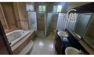 Hermosa casa en Llanos de Curundú -KT