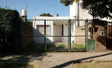 Casa en venta - 3 Dormitorios 1 Baño 1 Cochera - 124Mts2 - José León Suarez