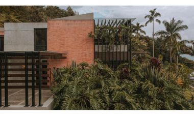 VENTA de moderna CASA en el POBLADO, cerca al Tesoro.