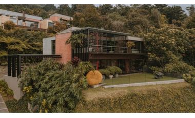 VENTA de moderna CASA en el POBLADO, cerca al Tesoro.