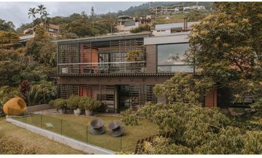 VENTA de moderna CASA en el POBLADO, cerca al Tesoro.