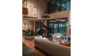 VENTA de moderna CASA en el POBLADO, cerca al Tesoro.