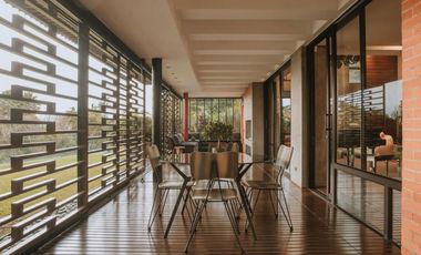 VENTA de moderna CASA en el POBLADO, cerca al Tesoro.