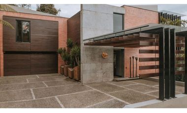 VENTA de moderna CASA en el POBLADO, cerca al Tesoro.