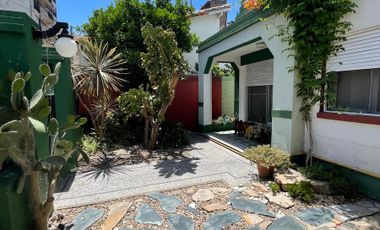 Casa en  venta - 6 Ambientes en Avellaneda - LOTE PROPIO - Jardín y Cochera