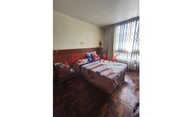 🏠 ¡Oportunidad única en Trujillo! 🏠

Descubre esta espaciosa y versátil casa urbana de 3 pisos, perfectamente ubicada en Wilfredo Torres 966, la cua