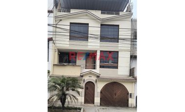 🏠 ¡Oportunidad única en Trujillo! 🏠

Descubre esta espaciosa y versátil casa urbana de 3 pisos, perfectamente ubicada en Wilfredo Torres 966, la cua