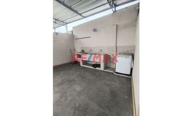 🏠 ¡Oportunidad única en Trujillo! 🏠

Descubre esta espaciosa y versátil casa urbana de 3 pisos, perfectamente ubicada en Wilfredo Torres 966, la cua