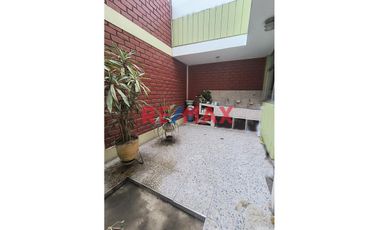 🏠 ¡Oportunidad única en Trujillo! 🏠

Descubre esta espaciosa y versátil casa urbana de 3 pisos, perfectamente ubicada en Wilfredo Torres 966, la cua