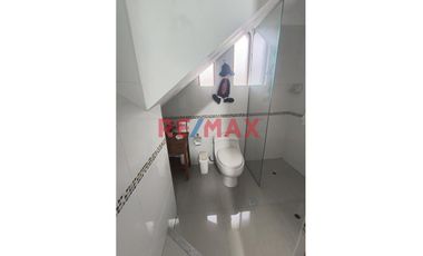🏠 ¡Oportunidad única en Trujillo! 🏠

Descubre esta espaciosa y versátil casa urbana de 3 pisos, perfectamente ubicada en Wilfredo Torres 966, la cua