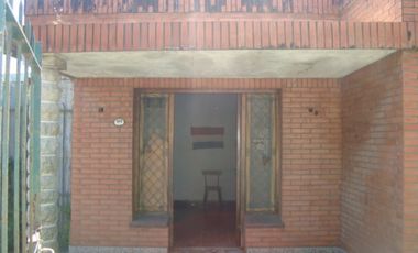 BURZACO: CASA  AMPLIA ,SOBRE TERRENO 12 X 40 - ESCRITURADA - *APTA CREDITO*