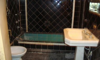 BURZACO: CASA  AMPLIA ,SOBRE TERRENO 12 X 40 - ESCRITURADA - *APTA CREDITO*