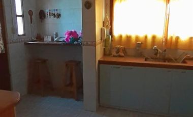 EXCELENTE PROPIEDAD.  DOS CASAS, COCHERA Y PISCINA. LOTE PROPIO