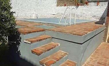 EXCELENTE PROPIEDAD.  DOS CASAS, COCHERA Y PISCINA. LOTE PROPIO