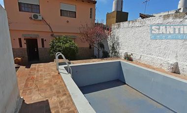 EXCELENTE PROPIEDAD.  DOS CASAS, COCHERA Y PISCINA. LOTE PROPIO