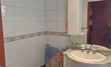 EXCELENTE PROPIEDAD.  DOS CASAS, COCHERA Y PISCINA. LOTE PROPIO