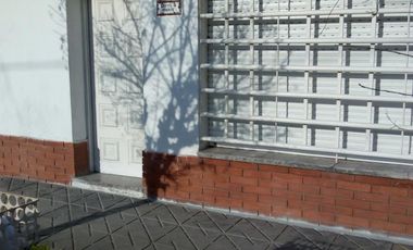 EXCELENTE PROPIEDAD.  DOS CASAS, COCHERA Y PISCINA. LOTE PROPIO