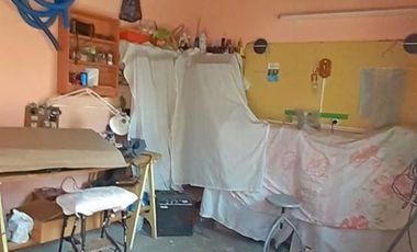 EXCELENTE PROPIEDAD.  DOS CASAS, COCHERA Y PISCINA. LOTE PROPIO