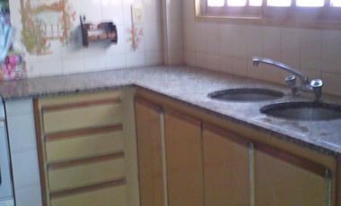EXCELENTE PROPIEDAD.  DOS CASAS, COCHERA Y PISCINA. LOTE PROPIO