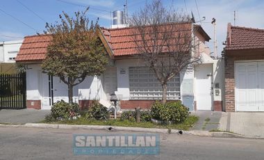 EXCELENTE PROPIEDAD.  DOS CASAS, COCHERA Y PISCINA. LOTE PROPIO
