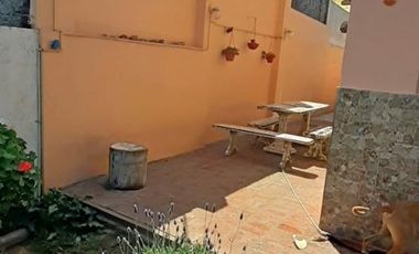 EXCELENTE PROPIEDAD.  DOS CASAS, COCHERA Y PISCINA. LOTE PROPIO