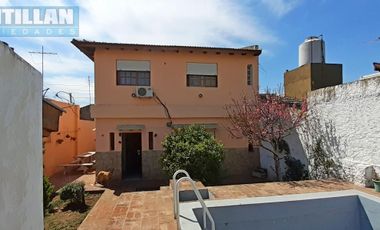 EXCELENTE PROPIEDAD.  DOS CASAS, COCHERA Y PISCINA. LOTE PROPIO