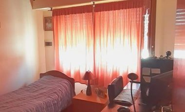 EXCELENTE PROPIEDAD.  DOS CASAS, COCHERA Y PISCINA. LOTE PROPIO