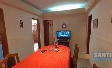 EXCELENTE PROPIEDAD.  DOS CASAS, COCHERA Y PISCINA. LOTE PROPIO