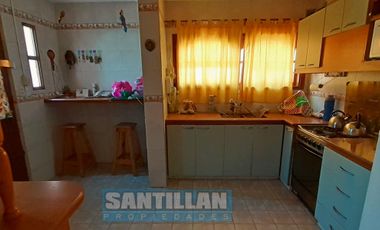 EXCELENTE PROPIEDAD.  DOS CASAS, COCHERA Y PISCINA. LOTE PROPIO