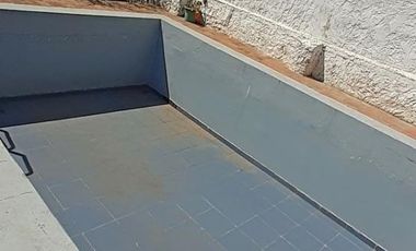 EXCELENTE PROPIEDAD.  DOS CASAS, COCHERA Y PISCINA. LOTE PROPIO