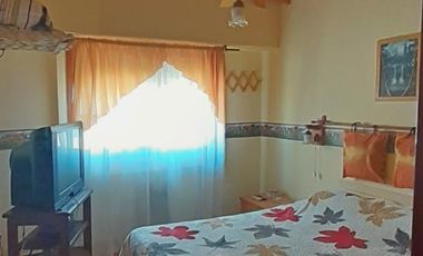 EXCELENTE PROPIEDAD.  DOS CASAS, COCHERA Y PISCINA. LOTE PROPIO