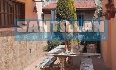 EXCELENTE PROPIEDAD.  DOS CASAS, COCHERA Y PISCINA. LOTE PROPIO