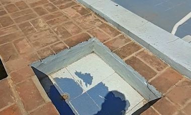 EXCELENTE PROPIEDAD.  DOS CASAS, COCHERA Y PISCINA. LOTE PROPIO