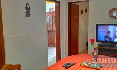 EXCELENTE PROPIEDAD.  DOS CASAS, COCHERA Y PISCINA. LOTE PROPIO