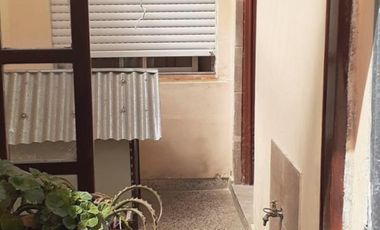 EXCELENTE PROPIEDAD.  DOS CASAS, COCHERA Y PISCINA. LOTE PROPIO