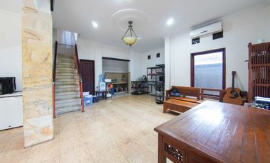 RUMAH 3 LANTAI, STRATEGIS, DEKAT KAMPUS UDAYA DI JIMBARAN