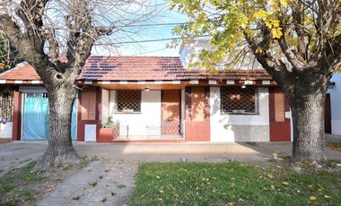 Casa en venta - 3 dormitorios 2 baños - Cochera - 160mts2 - La Plata