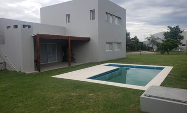 Casa 5 ambientes con cochera y dependencia de servicio en venta en Escobar
