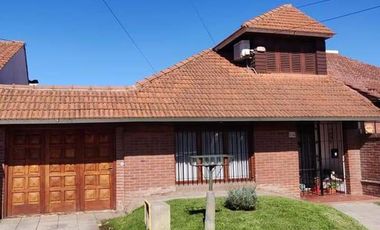 Casa en venta - 3 dormitorios 2 baños - patio y quincho - 330mts2- Mar Del Plata