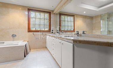 Departamento en venta de 5 dorm. en Vitacura