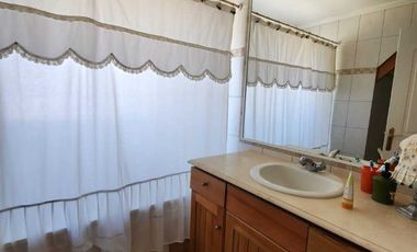 Se vende amplia casa en condominio sector Mantagua