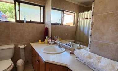Se vende amplia casa en condominio sector Mantagua