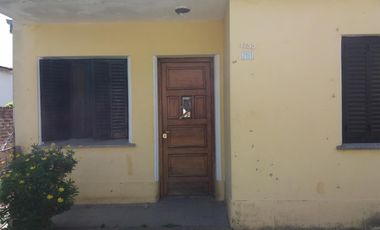 EXCELENTE CASA EN LOTE PROPIO, BUENA UBICACIÓN A METROS DE CENTRO COMERCIAL JOSÉ LEÓN SUÁREZ, CON GALPÓN Y QUINCHO CON PARRILLA, LOTE DE 8,66 mts x 45