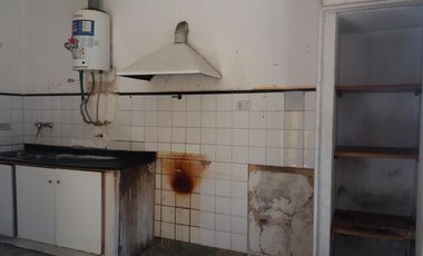 EXCELENTE CASA EN LOTE PROPIO, BUENA UBICACIÓN A METROS DE CENTRO COMERCIAL JOSÉ LEÓN SUÁREZ, CON GALPÓN Y QUINCHO CON PARRILLA, LOTE DE 8,66 mts x 45